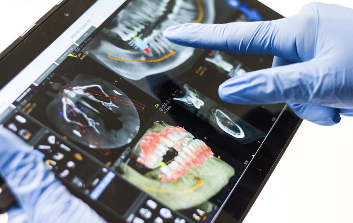 Raio-X panorâmico odontológico analisado em tela